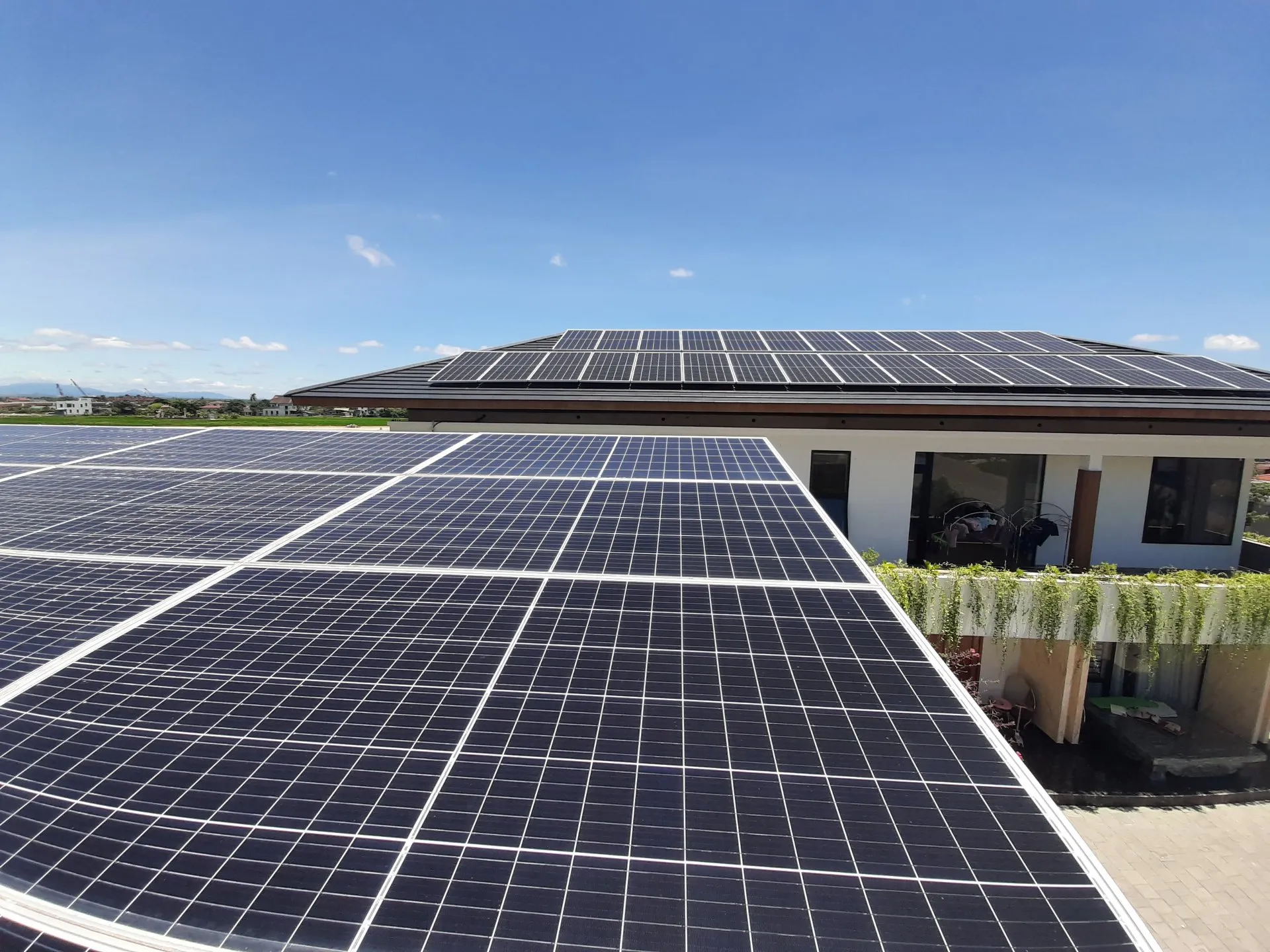Lắp đặt hệ thống điện năng lượng mặt trời áp mái giá rẻ, uy tín 2025