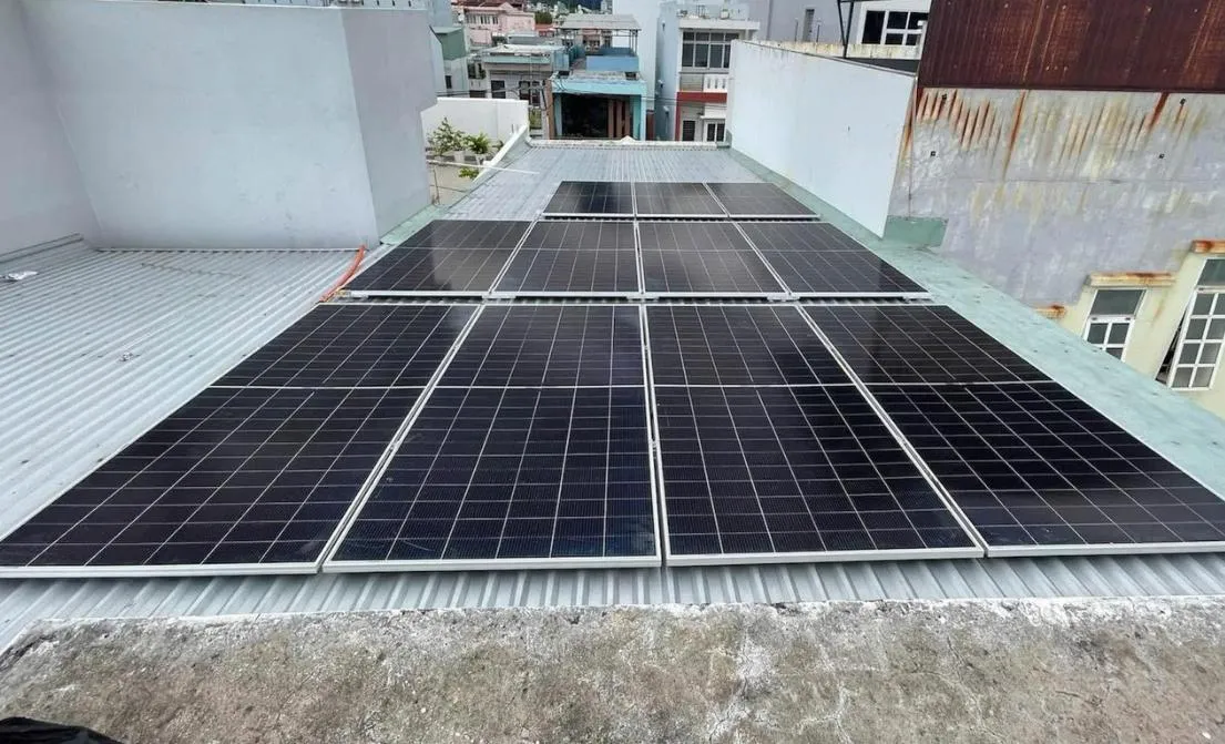 Sự khác biệt giữa hệ thống điện mặt trời áp mái và mặt đất